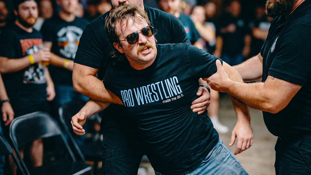 Laatu ja mukavuus kohtaavat fanituotteissamme. Erikoistumme tarjoamaan kestäviä showpainipaitoja, jotka säilyttävät värinsä pesusta toiseen. Ammattilaispaini on laji, jossa vaaditaan kestävyyttä, ja samaa periaatetta noudattavat myös meidän showpaini paidat. Täydennä vaatekaappisi aidoilla wrestling-tuotteilla, jotka on tehty kestämään.