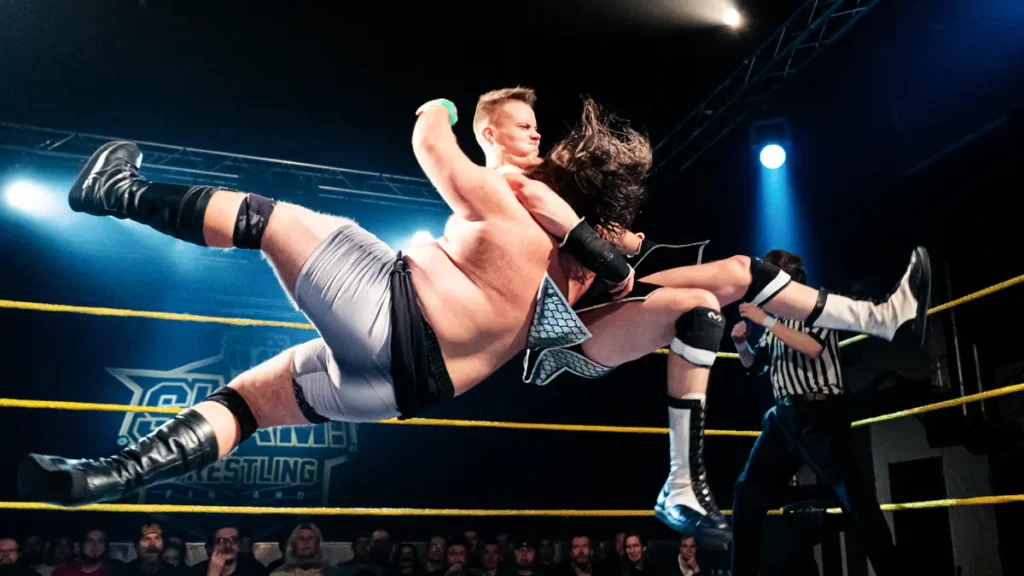 Showpaini Helsinki – Jännitystä ja viihdettä pääkaupungissa. Showpaini on yksi viihdyttävimmistä ja näyttävimmistä tapahtumalajeista, joka yhdistää urheilun, teatterin ja puhtaan spektaakkelin yhdeksi ainutlaatuiseksi kokonaisuudeksi. Showpainia Helsingissä on järjestetty jo vuosien ajan, ja laji on kasvattanut tasaisesti suosiotaan innokkaiden fanien sekä uusien katsojien keskuudessa. Helsingin showpainitapahtumat – mistä on kyse? Helsingin showpainitapahtumat kokoavat yhteen lahjakkaita esiintyjiä, värikkäitä hahmoja ja energistä show-elementtiä, joka pitää yleisön otteessaan alusta loppuun. Showpainijat harjoittelevat pitkään ja hartaasti – taustalla on aina ammattitaito, fyysinen kunto ja kyky rakentaa tarinoita ringin sisällä. Jokainen ottelu on oma pieni draamankaari, jossa sankarit ja konnat kohtaavat katsojan riemuksi. Showpainia pääkaupunkiseudulla on tarjottu erilaisissa tiloissa pienistä halleista suurempiin tapahtumapaikkoihin. Tapahtumat sopivat erinomaisesti niin perheiden iltaohjelmaksi, kaveriporukan reissuksi kuin yritystilaisuudeksikin. Tunnelma on aina sähköinen ja osallistava – yleisön reaktiot ovat olennainen osa showta. Showpainitapahtumien järjestäminen Helsingissä: Showpainitapahtumia järjestettäessä tarvitaan huolellista suunnittelua: sopiva areena, kokeneita showpainijoita, valoshow, musiikki ja juontaja, joka pitää tunnelman korkealla. Helsinki tarjoaa monipuoliset puitteet tapahtumien toteuttamiseen – kaupungista löytyy tiloja ja osaajia, jotka mahdollistavat laadukkaan showpaini-elämyksen. Showpaini Helsingissä on kehittynyt harrastustoiminnasta kohti ammattimaisempaa tapahtumatuotantoa. Tämä näkyy kasvaneessa yleisömäärässä, kehittyneemmissä tuotannoissa ja siinä, että showpainijoita löytyy yhä enemmän myös paikallisista kasvateista. Tulevat tapahtumat – pysy kuulolla! Tällä sivulla tiedotetaan tulevista showpaini Helsinki -tapahtumista. Täältä löydät ajantasaiset tiedot seuraavista esityksistä, lipunmyynnistä ja tapahtumapaikoista. Seuraa sivua aktiivisesti, jotta et missaa yhtään showpainia Helsingissä – tapahtumat täyttyvät usein nopeasti ja parhaat paikat menevät ensimmäisten joukossa! Showpaini on elämys, joka on koettava omin silmin. Tervetuloa mukaan!