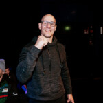 Ammattinyrkkeilijä Amin Asikainen seuraamassa showpaini otteluita. SuperSLAM II Korso, Vantaa, 21. helmikuu 2025. Suomalainen showpainitapahtuma, järjestäjänä SLAM! Wrestling Finland. Showpaini Helsinki Vantaa Espoo. Kansainvälisen tason ammattipaini tapahtuma Suomessa.