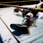 Dylan Brodan jalka köyden ulkopuolella. SuperSLAM II Korso, Vantaa, 21. helmikuu 2025. Suomalainen showpainitapahtuma, järjestäjänä SLAM! Wrestling Finland. Showpaini Helsinki Vantaa Espoo. Kansainvälisen tason ammattipaini tapahtuma Suomessa.