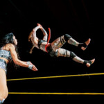 Aliss Ink hyppäämässä. SuperSLAM II Korso, Vantaa, 21. helmikuu 2025. Suomalainen showpainitapahtuma, järjestäjänä SLAM! Wrestling Finland. Showpaini Helsinki Vantaa Espoo. Kansainvälisen tason ammattipaini tapahtuma Suomessa.