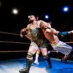 Showpainija Puolasta, Eryk Lesak, taklaa showpainijat Miika Forsström ja Ruotsin Kenzein.