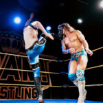 Jack Moody potkaisemassa Tukholman showpainijaa Dmitryä.