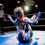 The Back Breaker Dylan Broda suorittamassa showpaini-liikkeen Tukholman Dmitrylle.