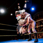 Puolalaisen showpainin naistähti Diana Strong heittämässä ruotsalaista showpainimestaria Aliss Inkiä.