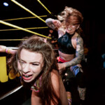 Showpainija Aliss Ink jahtaamassa Diana Strongia showpainikehän ulkopuolella.