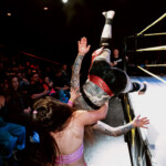 Ruotsin Aliss Ink hyppäämässä showpainija Diana Strongin päälle kehän ulkopuolella.