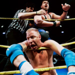 Puolalainen showpainija Michal Fux kuristamassa poroolaista Miika Forsströmiä.