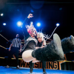 Ruotsin showpainija Dakota Duke tekemässä showpainiliikkeen Nelli Vertigolle.