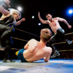 Showpainijat Nelli Vertigo ja Herco Wisky kohtelemassa Edward Airbournea kaltoin.