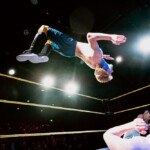 Edward Airborne hyppäämässä showpainikehän päältä.