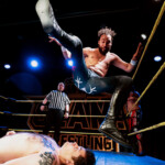 Jack Veneno Jr. hyppäämässä showpainija TT Suosalon päälle.