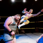 Tukholman showpainin vakiokasvo Kenzein potkaisemassa puolalaista showpainijaa Eryk Lesakia.